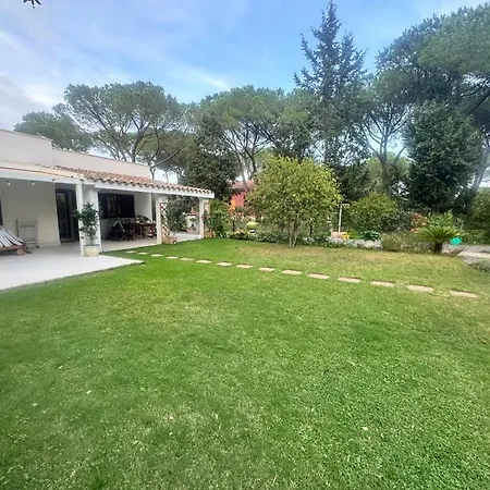 With Garden 1000m To 300m From The Sea In Pula *